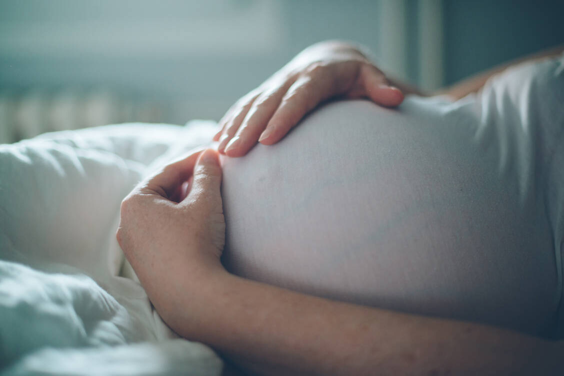 Eine Kohortenstudie ergab: Bei Frauen, die in der Vergangenheit schwanger waren, traten erste MS-Symptome durchschnittlich 3,3 Jahre später auf als bei Frauen, die zuvor nicht schwanger waren. / Foto: Adobe Stock / Igor Stevanovic, Bits And Splits