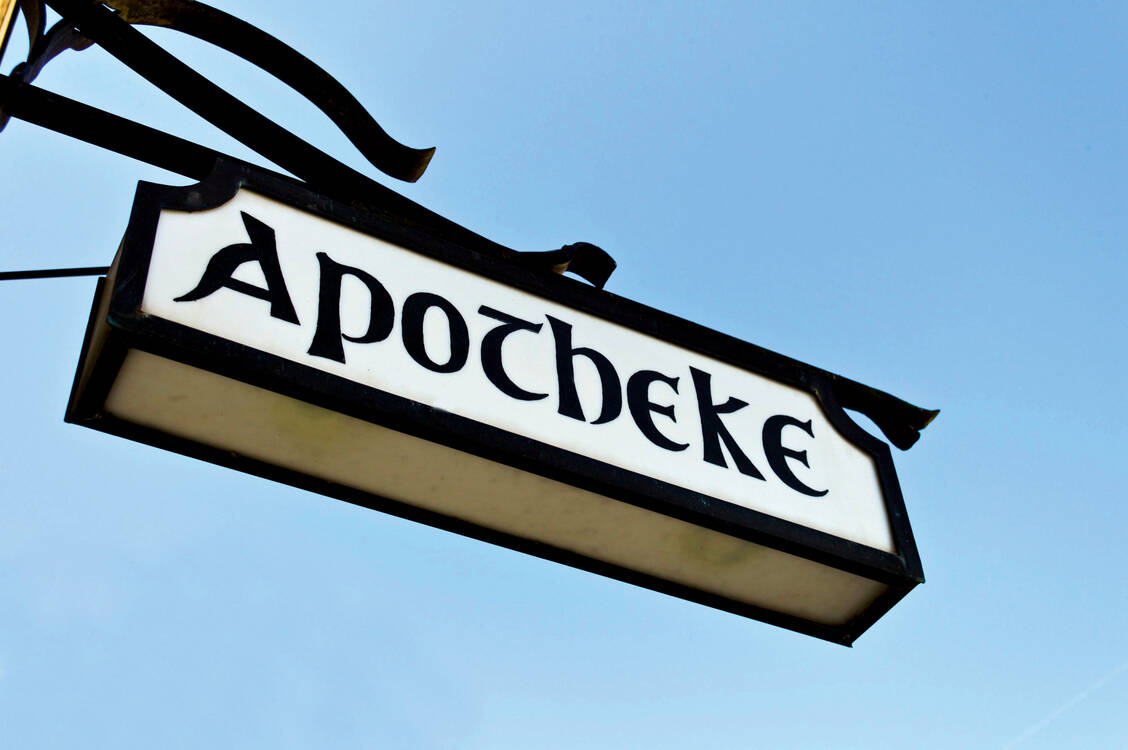 Viele Apotheken stehen nach der AvP-Insolvenz vor einem »wirtschaftlichen Scherbenhaufen«, kritisiert die Adexa und fordert Hilfe von der Politik. / Foto: imago/blickwinkel