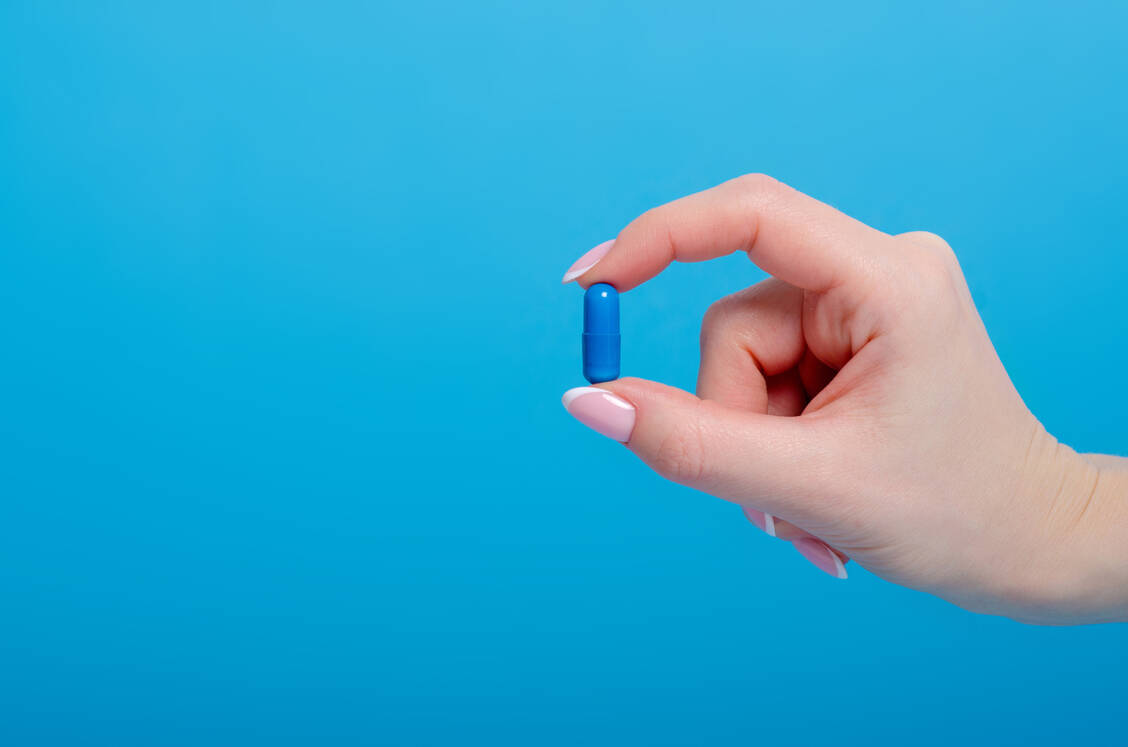 Die tägliche Einnahme einer Kapsel mit einer Fixkombination aus vier kardiovaskulären Wirkstoffen anstatt von vier einzelnen Medikamenten dürfte auch die Adhärenz fördern.   / Foto: Adobe Stock/Kabardins photo