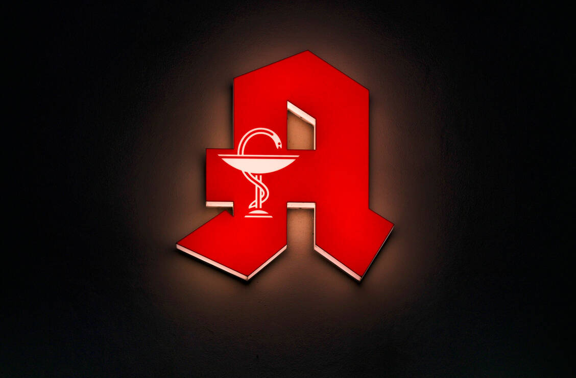 »Versorgungsblackout«: Um auf die schlechte wirtschaftliche Lage der Apotheken hinzuweisen und der Forderung nach einer Honorarerhöhung Nachdruck zu verleihen, sollen die Apotheken am 17. Dezember zeitweise dunkel bleiben. / © IMAGO/imagebroker