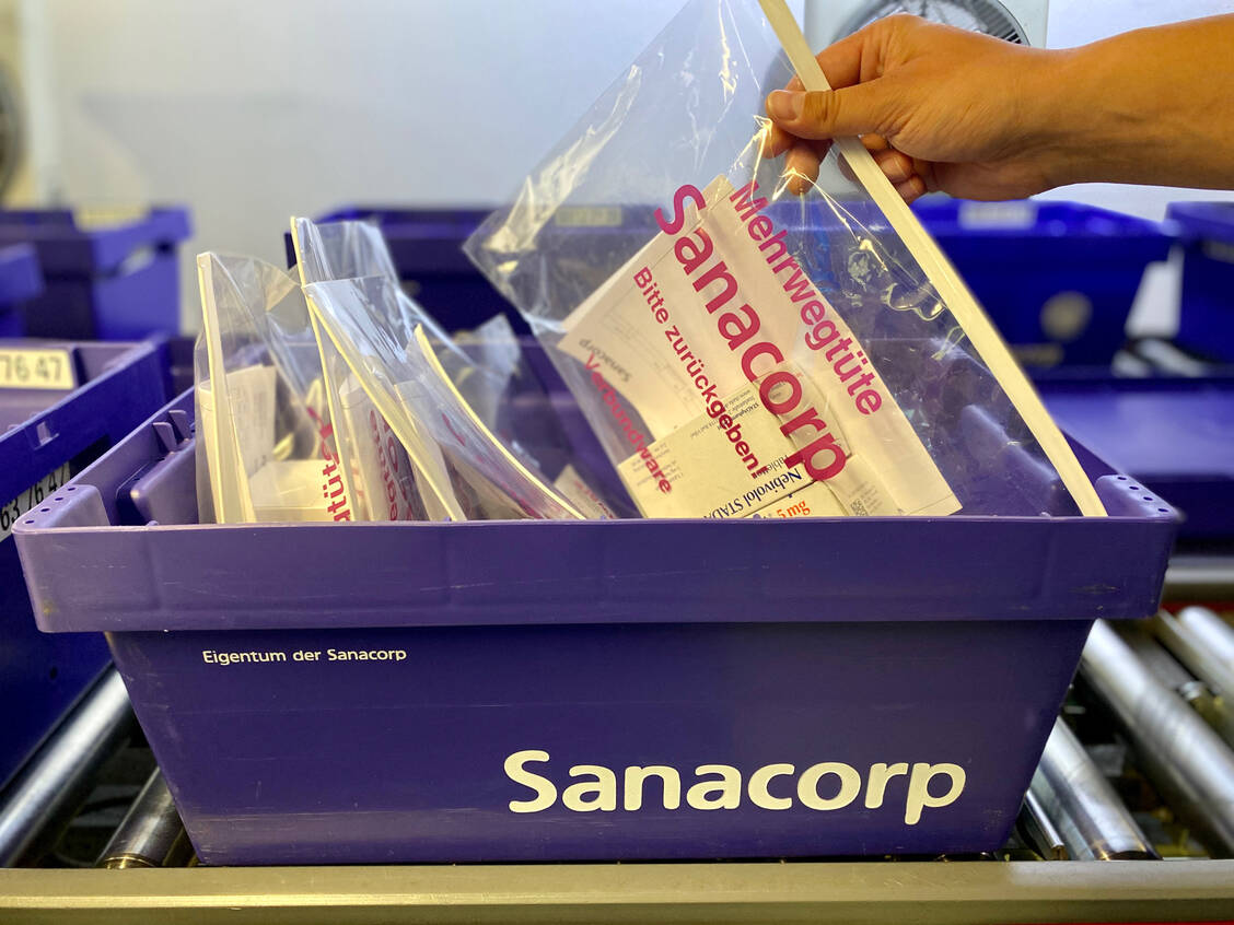 Die Lieferwannen sind längst Teil der Mehrweg-Logistik. Nun will Sanacorp einen Schritt weiter gehen und bei der Austauschware auf Mehrwegtüten setzen. / Foto: Sanacorp