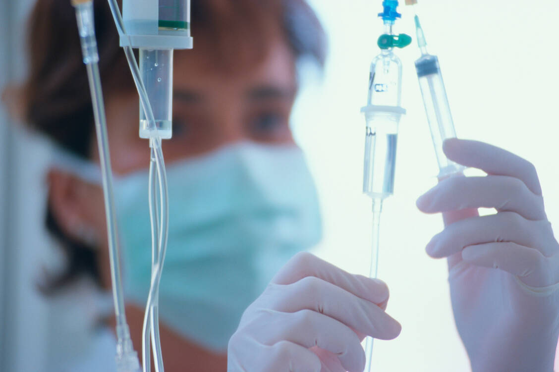 Bei Patienten mit Antibiotika-assoziierten Durchfällen ist weniger manchmal mehr. Als Basismaßnahme gilt das Absetzen aller nicht unbedingt erforderlichen Antibiotika sowie die Flüssigkeits- und Elektrolytsubstitution. / Foto: Getty Images/Siqui Sanchez