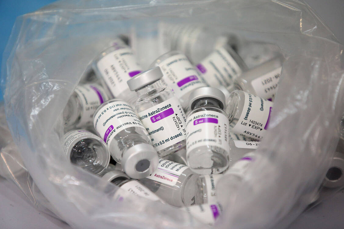 Vaxzevria wird weiter verimpft, da nach Einschätzung der Europäischen Arzneimittelagentur das Nutzen-Risiko-Verhältnis positiv ist. Zwar kommt es häufig zu Thrombozytopenien;Thrombosen mit Thrombozytopenien seien jedoch sehr selten. / Foto: imago images/ZUMA Wire