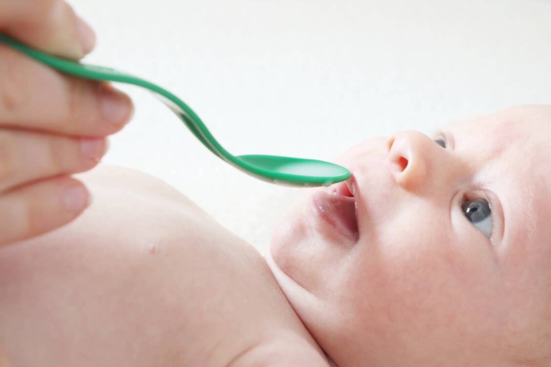 Babys können an Festkörpern ersticken – auch an unaufgelösten Vitamin-D-Tabletten. Die Tabletten müssen deshalb erst komplett zerfallen, bevor sie dem Kind verabreicht werden. / © Adobe Stock/RioPatuca Images