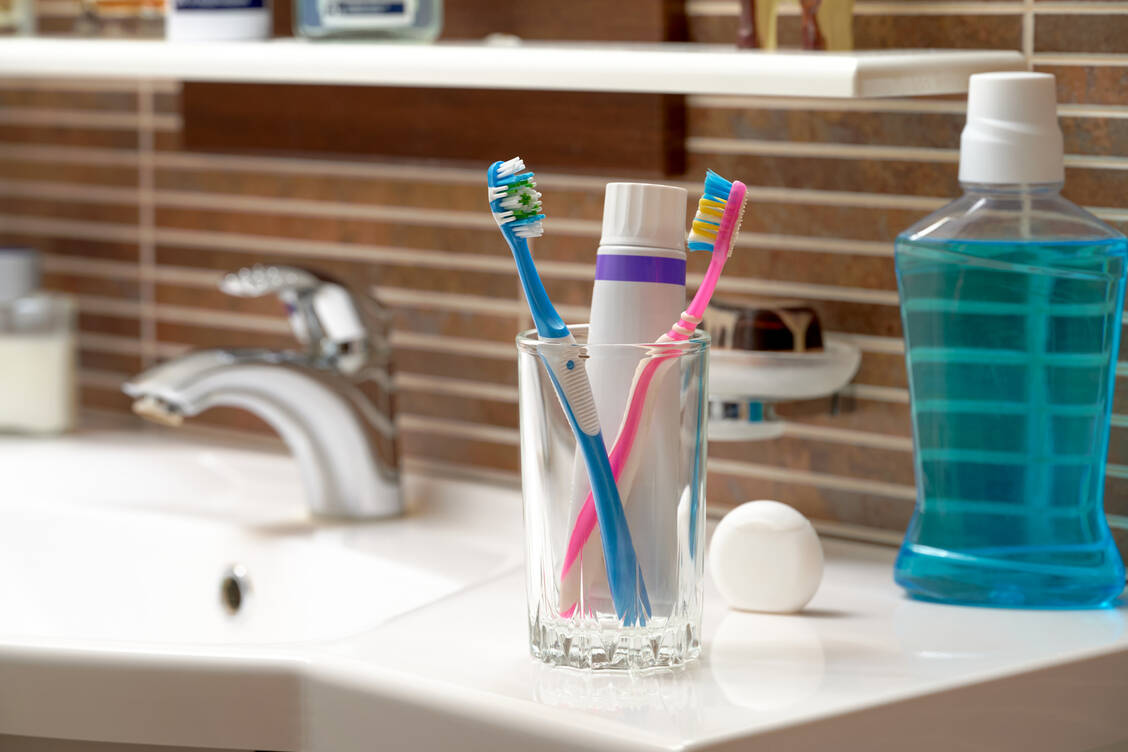 Eine gute Zahnhygiene ist auch bei Kronen oder Brücken unerlässlich. / © Getty Images/SergeyKlopotov