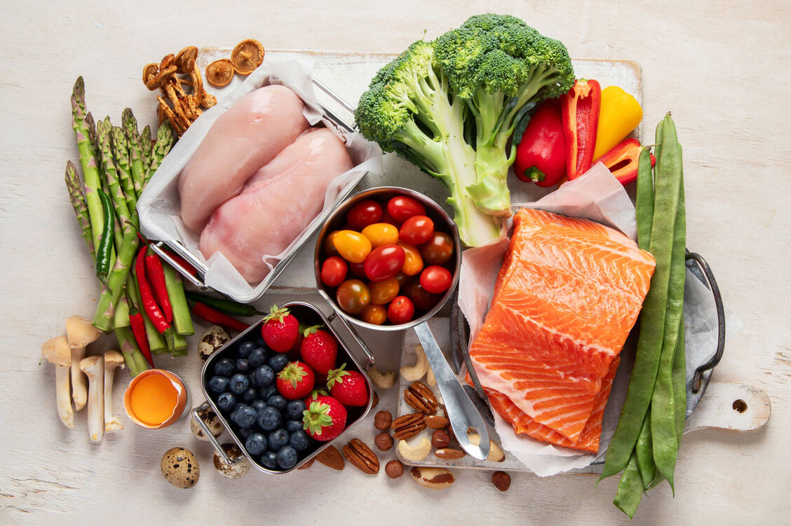Gesunde Ernährung definiert sich eher über die Qualität der Nahrung als über bestimmte Ernährungsformen. / © Shutterstock/Tatjana Baibakova
