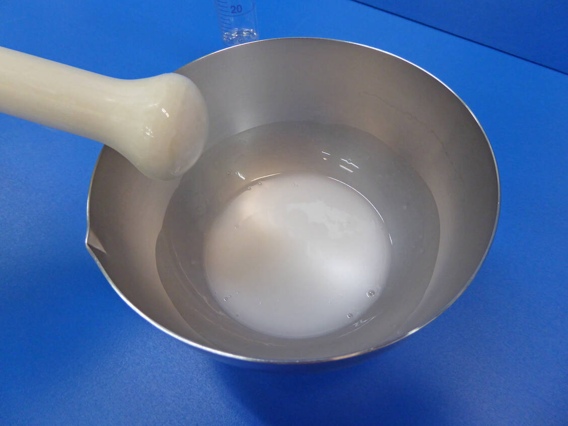 Wegen der Lieferengpässe bei Fiebersäften für Kinder stellen Apotheken seit Monaten rezepturmäßig Paracetamol-Suspensionen aus Rezepturarzneimittel und Fertigarzneimittel her. / Foto: DAC/NRF