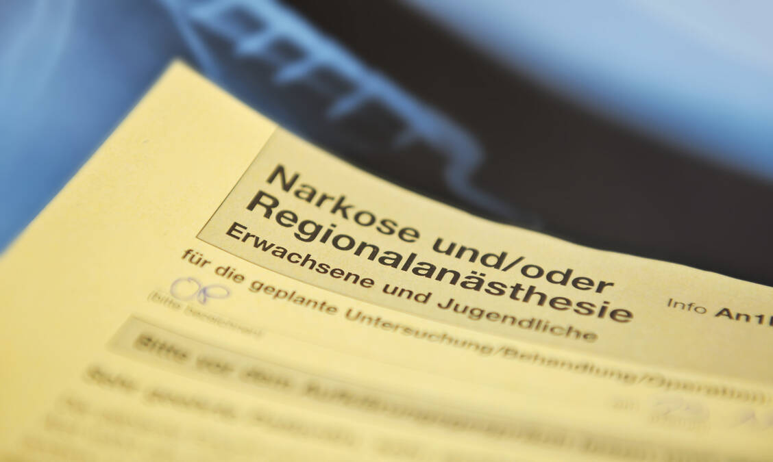 Unerlässlich vor jeder Narkose: Aufklärungsgespräch und dessen Dokumentation / Foto: Adobe Stock/Wissmann Design