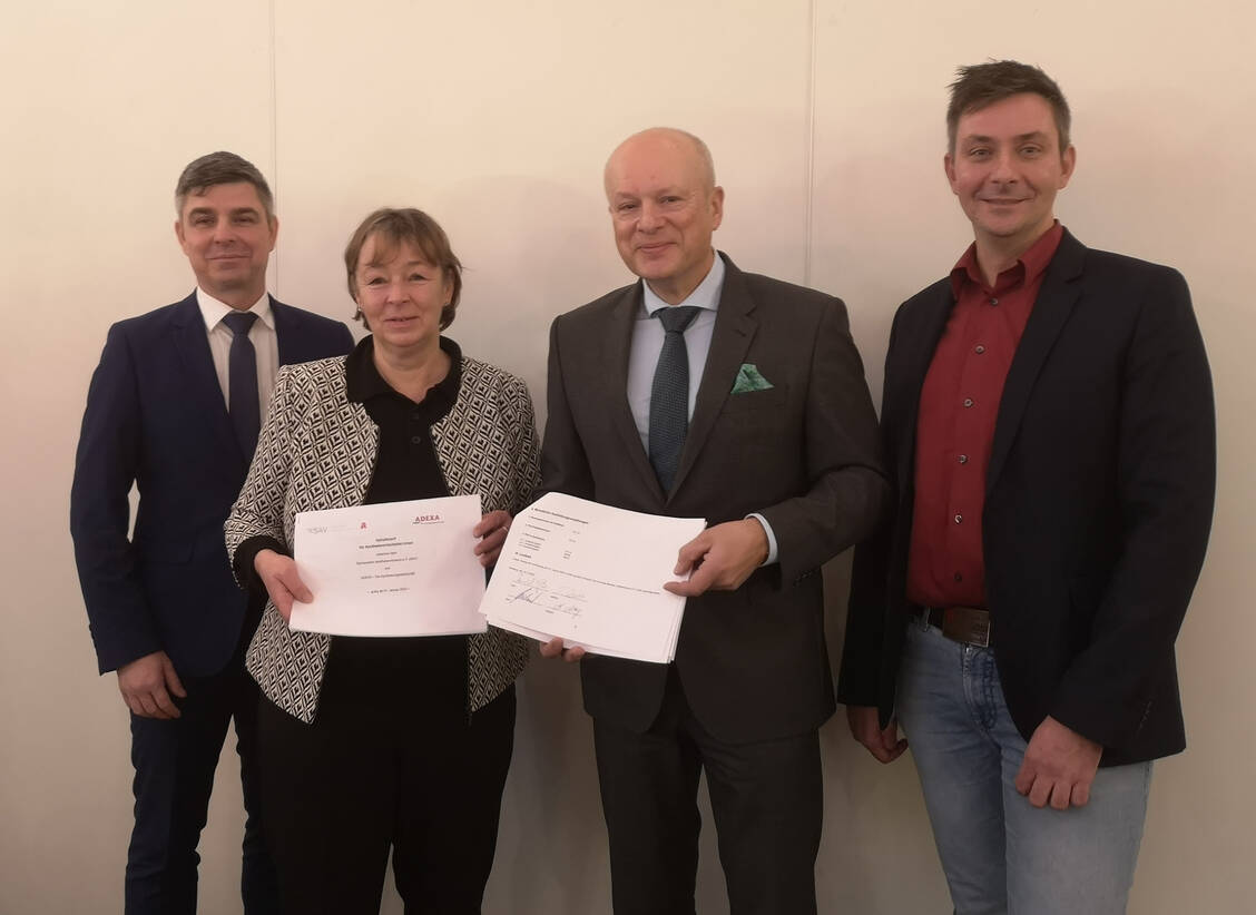 Unterzeichneten heute nach drei Jahren Verhandlung die neuen Verträge: Andreas May und Tanja Kratt von ADEXA sowie Dr. Reinhard Groß und Dr. Sebastian Michael vom Sächsischen Apothekerverband. / Foto: PZ/Daniela Hüttemann