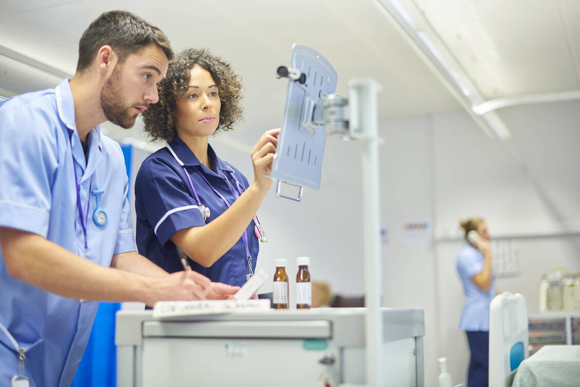 Digitalisierung ist kein Selbstzweck, kann aber gerade im Krankenhaus helfen, Medikationsfehler zu verhindern. / Foto: Getty Images/sturti