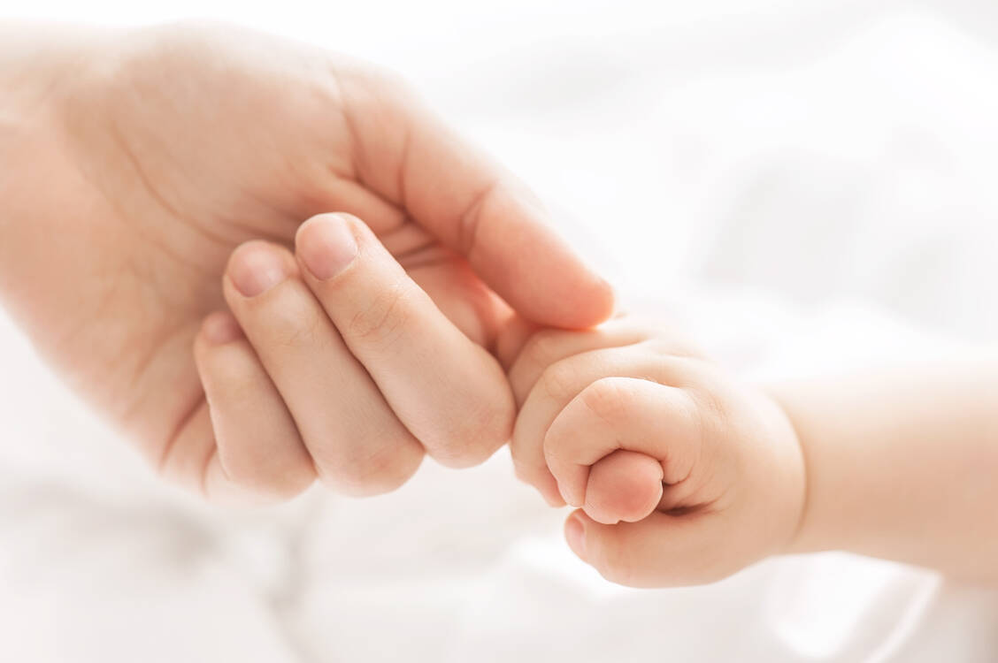 Eltern sind froh, wenn ihr Baby mit fünf Fingern pro Hand geboren wird – ein Finger mehr kann aber auch von Vorteil sein, berichten jetzt Forscher. / Foto: Adobe Stock/Alexandr Vasilyev