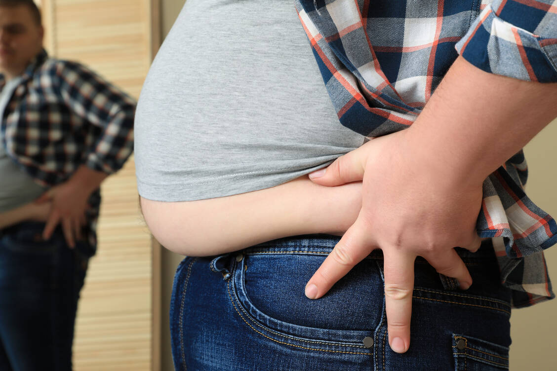 Menschen mit ungünstigen Lebensstilfaktoren, etwa Übergewicht und Rauchen, profitieren offenbar besonders von einer ASS-Einnahme zur Darmkrebsprävention. / Foto: Getty Images/Liudmila Chernetska