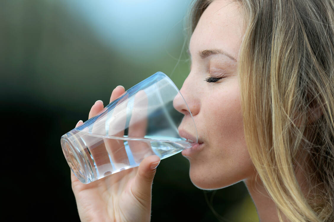 Viele Deutsche trinken zu wenig, vor allem im Job. / Foto: Fotolia/goodluz