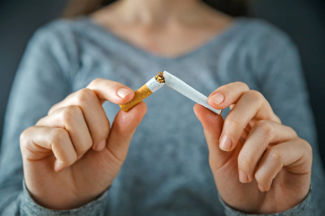 Mit dem Rauchen aufzuhören, fällt vielen Menschen schwer. Die Mehrheit der Deutschen spricht sich inzwischen dafür aus, die Kosten für nachweislich wirksame Methoden zu erstatten, um die Betroffenen bei der Entwöhnung zu unterstützen. / Foto: iStock/Sezeryadigar
