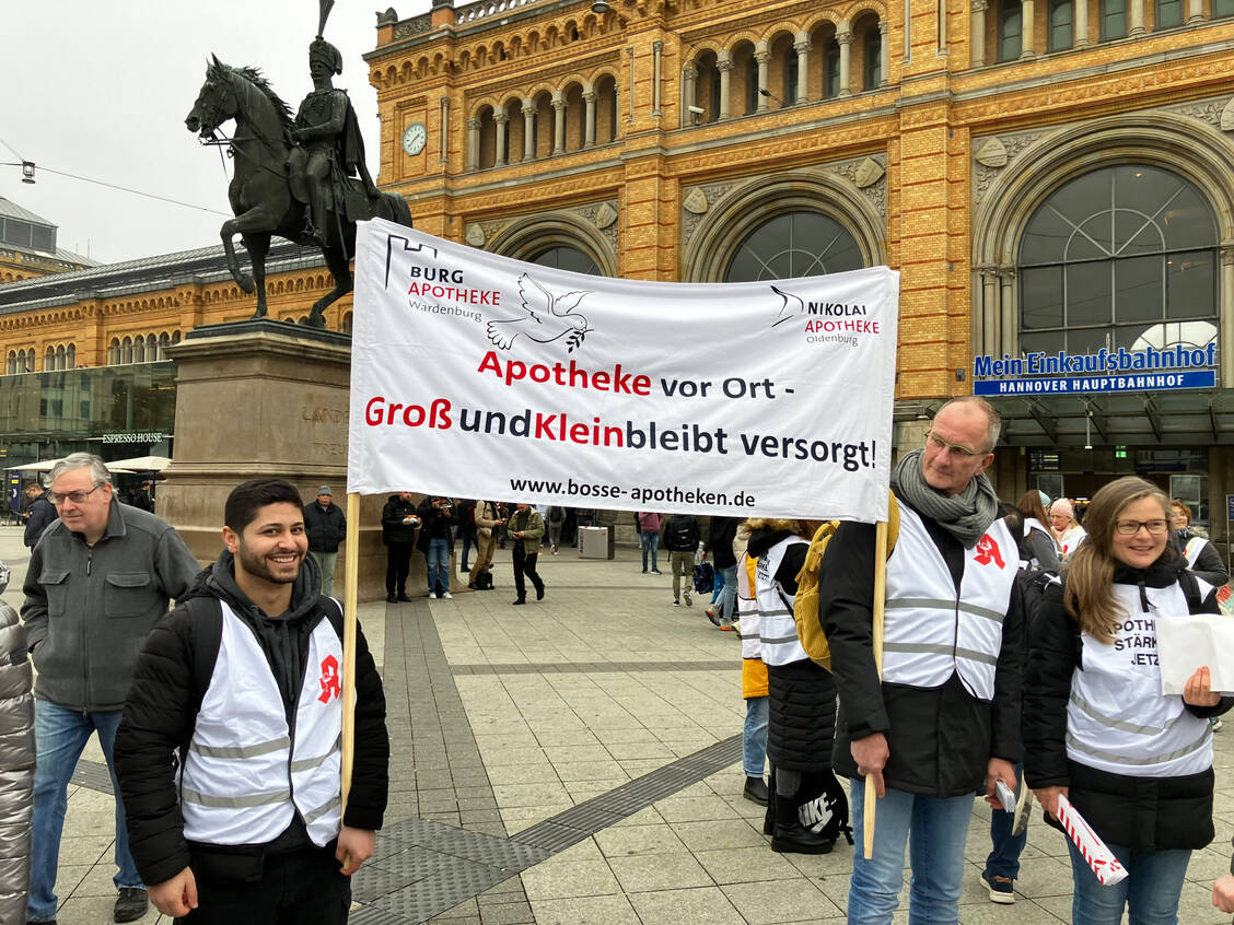 Viele brachten auch eigene Plakate mit und »zeigten Flagge« für die Apotheke vor Ort. / © PZ/Hüttemann