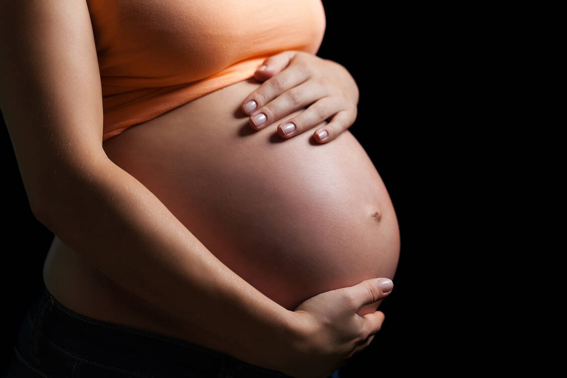 Im Uterus scheint das Kind vor einer Infektion mit dem neuartigen Coronavirus geschützt zu sein. Das legt eine aktuelle Beobachtungsstudie aus Wuhan nahe. / Foto: Shutterstock/Billion Photos
