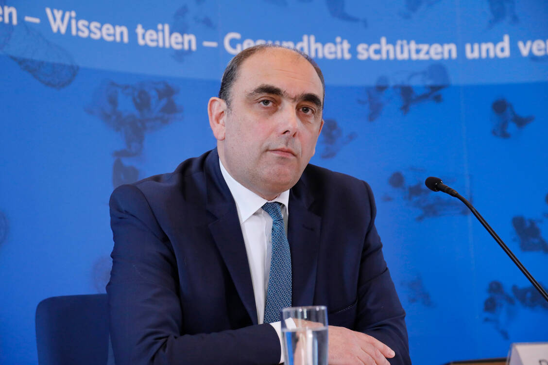 Im Pressebriefing erläuterte Professor Dr. Lars Schaade, wie das Robert-Koch-Institut die Reproduktionszahl R berechnet. Dieser Wert dient neben anderen zur Abschätzung der Dynamik der Covid-19-Epidemie in Deutschland. / Foto: Imago/Metodi Popow (Archivbild)