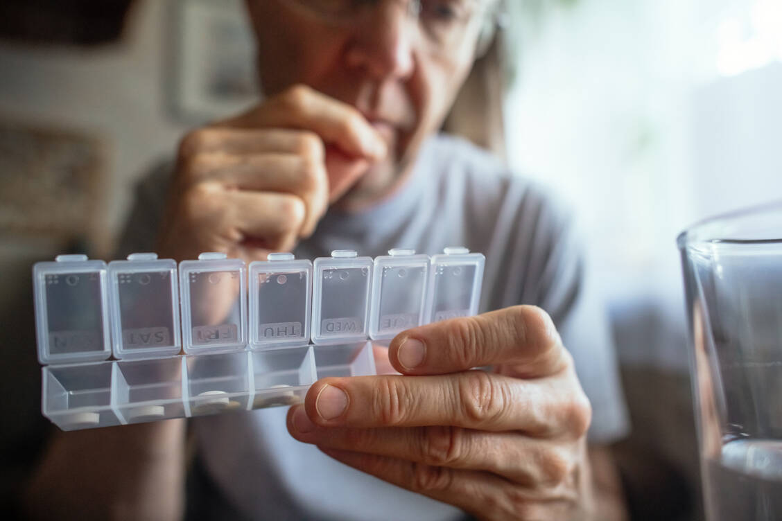 Statine haben zu Unrecht einen schlechten Ruf und viele Patienten nehmen sie ungern ein – Apotheker sollten daher bei diesen Medikamenten besonders auf ihre Wortwahl in der Beratung achten. / © Getty Images/ArtMarie/Maria Pavlova