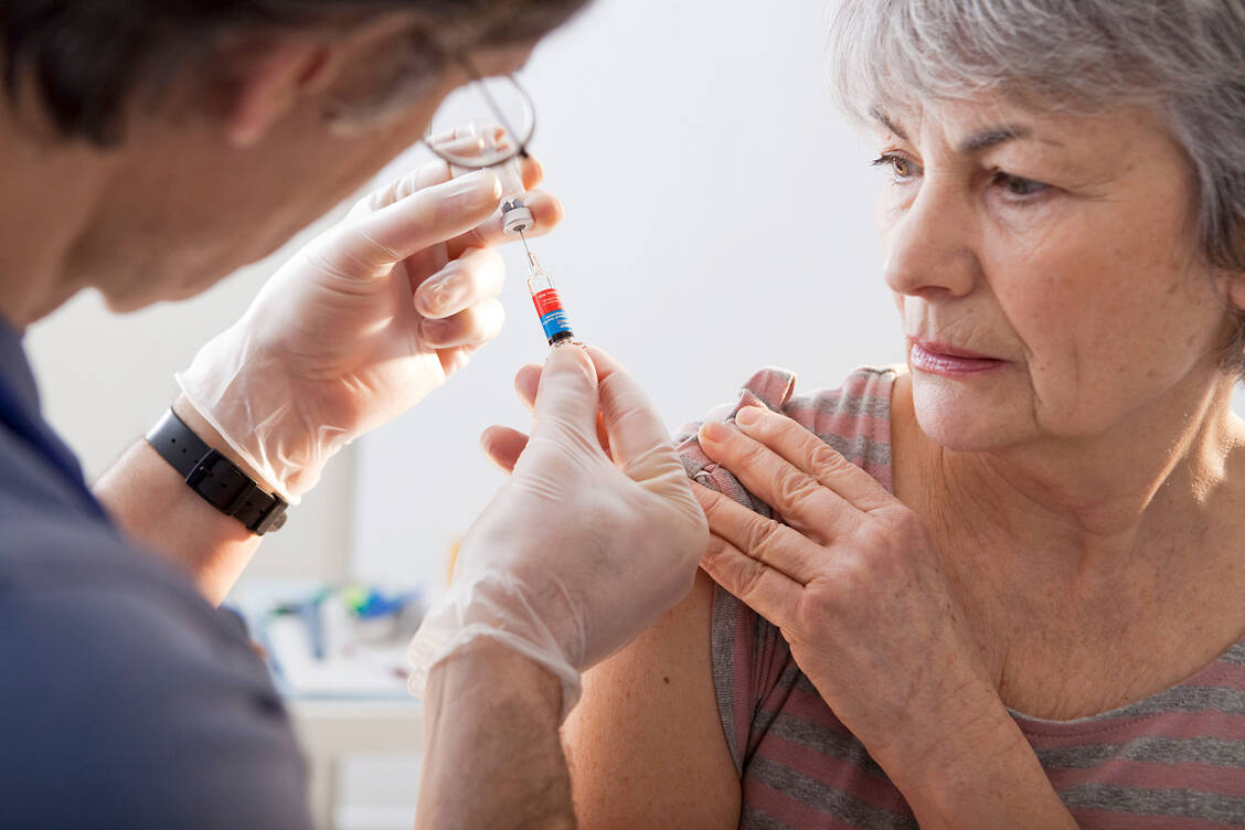 Der Weltapothekerverband FIP hat eine neue Leitlinie zum Impfen erstellt. Für den Verband sind impfende Apotheker ein Gewinn für den Kampf gegen ansteckende Krankheiten weltweit – neben den zahlreichen anderen Funktionen der Apotheker beim wichtigen Thema Impfen.  / Foto: Your Photo Today