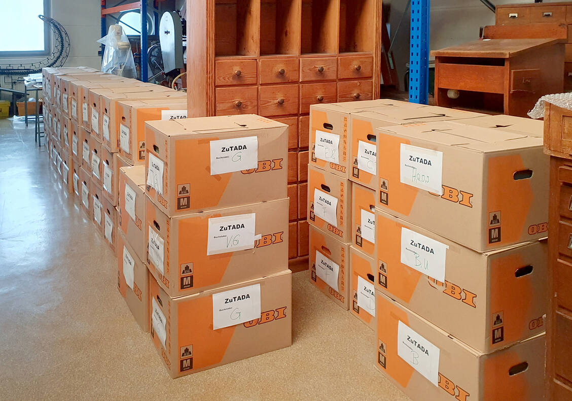 Abbildung 1: 50 Kisten mit den Akten der Zutada von etwa 1934 bis 1945 kamen am 8. Juli 2025 im Museumsdepot an (Inv.-Nr. VII A 2410). / © DAM