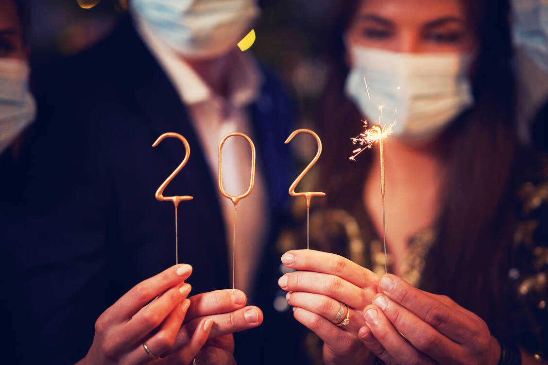 Silvester im Zeichen von Corona:  Auch im privaten Bereich sollten die bekannten Vorsichtmaßnahmen eingehalten werden und die Feier auf so wenige Kontakte wie möglich beschränkt bleiben. / Foto: Adobe Stock/Kalim
