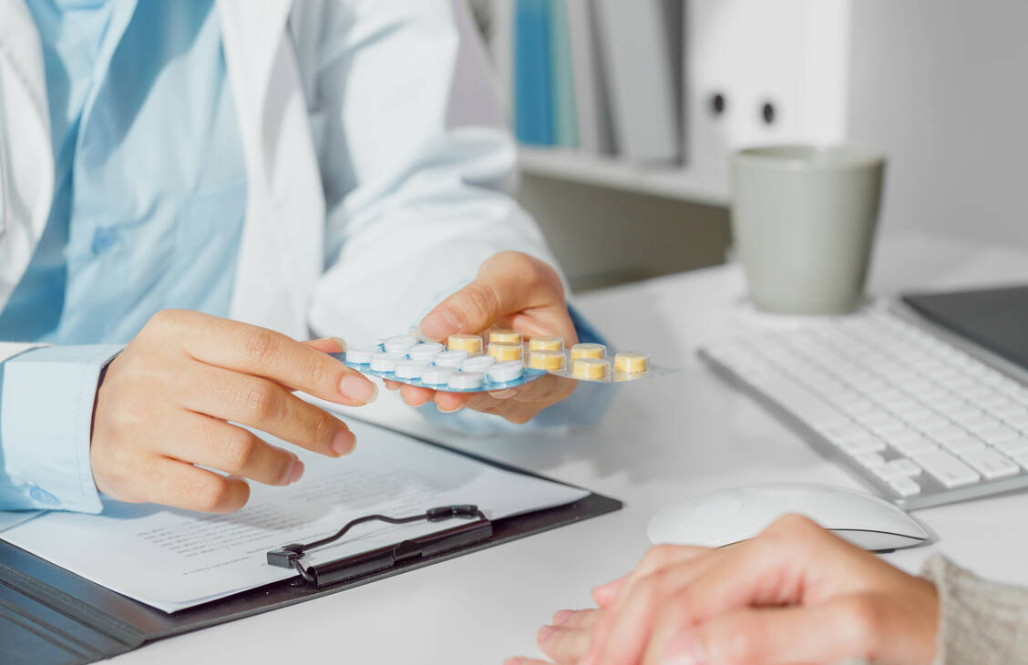 Anspruch auf die erweiterte Medikationsberatung bei Polymedikation haben Patienten, die mindestens fünf Arzneimittel in der Dauermedikation einnehmen beziehungsweise anwenden. / Foto: Getty Images/MTStock Studio