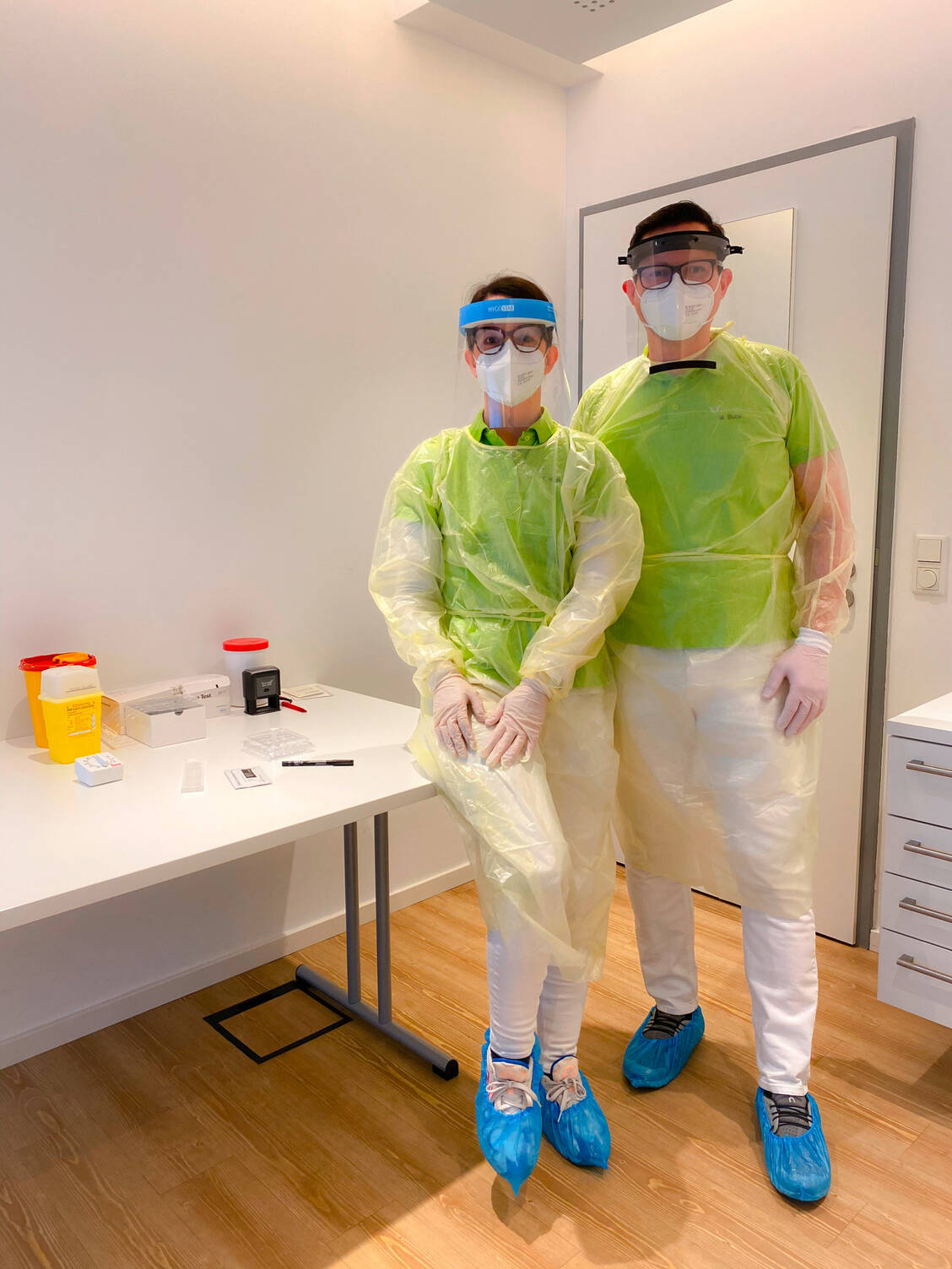 Die Apothekerin Tatjana Buck und ihr Mann, Apothekeninhaber Martin Buck wurden beide von einem Arzt geschult und können Abstriche durchführen. / Foto: Vital-Apotheke Bad Saulgau