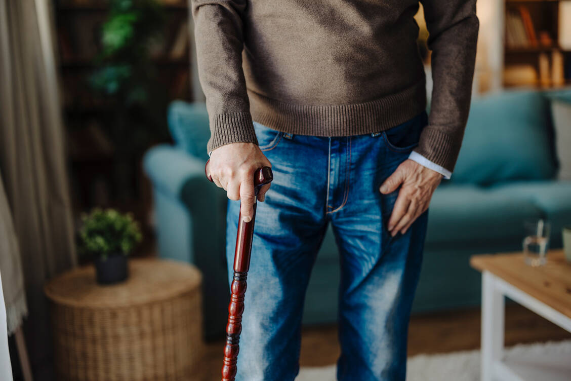Um sich aus der Starre zu lösen, können Betroffene probieren, laut zu zählen. Dadurch wird ein anderes Areal im Hirn aktiviert. / © Getty Images/Eleganza