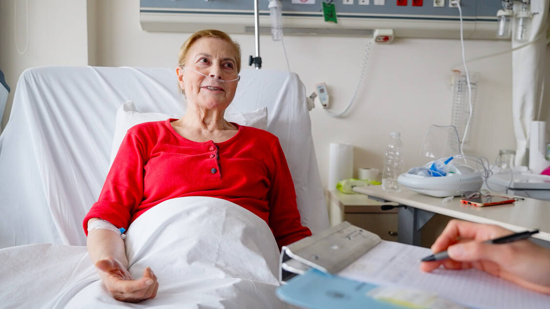 Welche Symptome Patienten als belastend empfinden, ist individuell unterschiedlich. Patient-reported Outcomes sind daher wichtig, um die Therapie an die Bedürfnisse des Patienten anzupassen. / © Getty Images/Phynart Studio