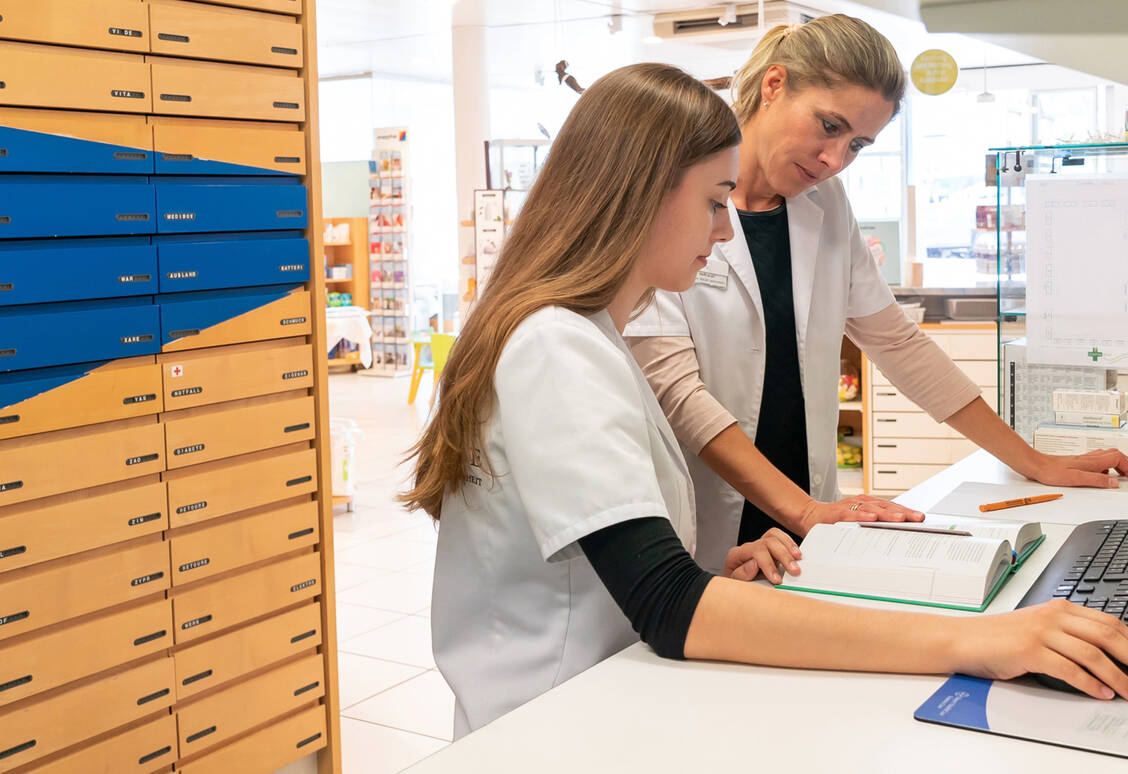 Die Apothekerkammer und der Apothekerverband Mecklenburg-Vorpommern versuchen, junge Menschen für Jobs in Apotheken zu begeistern. Zu diesem Zweck haben sie gemeinsam die Stelle eines Nachwuchskoordinators ins Leben gerufen.  / © Getty Images/Nando Lardi/PZ