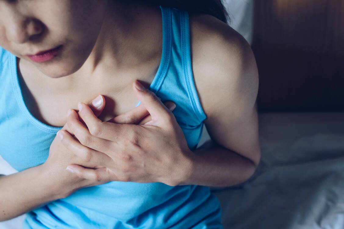 Brustschmerzen sind zusammen mit Fieber und Myalgie typische Symptome einer Myokarditis. / Foto: Getty Images/Boy_Anupong