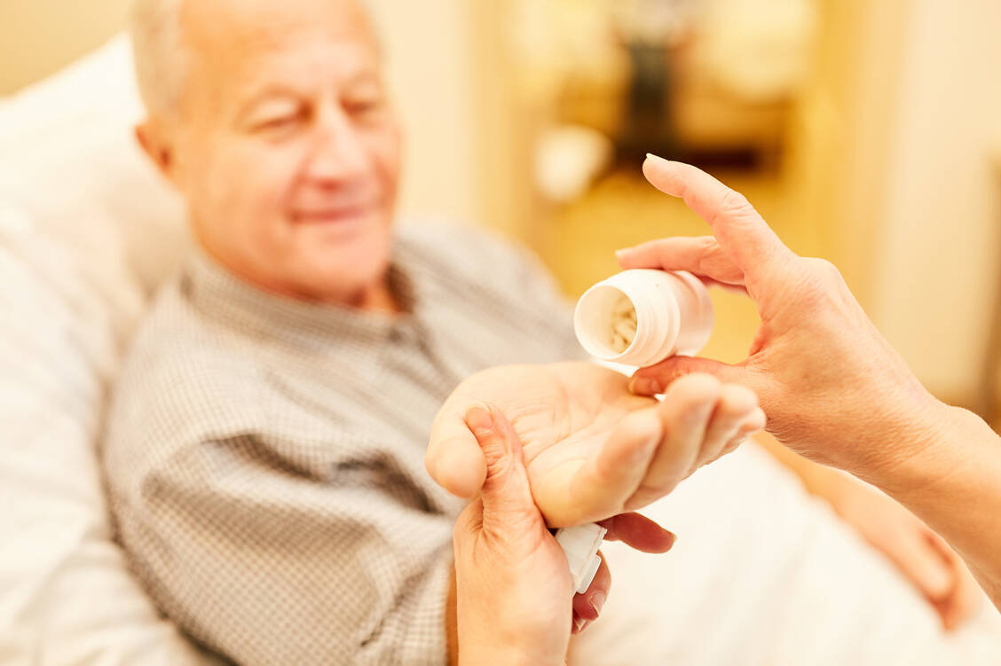 Viele demenzkranke Menschen bekommen Antipsychotika gegen Verhaltensauffälligkeiten. Oft werden diese Wirkstoffe langfristig unkritisch eingesetzt und können dem alten Menschen schaden. / Foto: Fotolia/Robert Kneschke