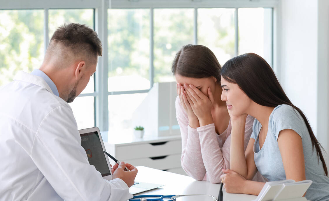 Sexualität, Partnerschaft, Gewalt: Sensible Gesundheitsthemen bleiben beim Arzt oft tabu – aus Scham. / © Shutterstock/Pixel-Shot
