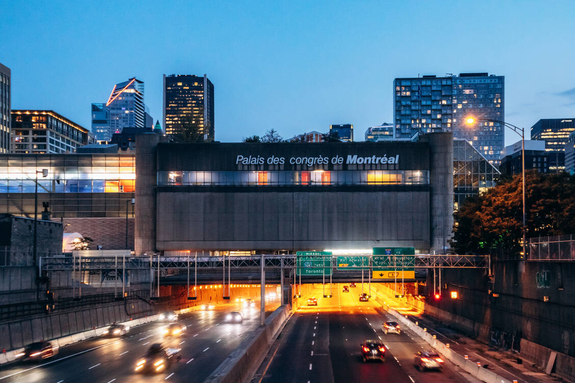 Auf dem diesjährigen Kongress des Weltapothekerverbands im kanadischen Montreal verabschiedeten die Delegierten zwei neue Grundsatzerklärungen zur Rolle von Apothekern. / © Getty Images/Andrei Antipov