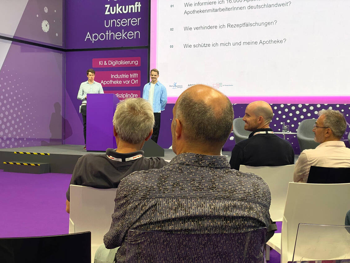 Die Apotheker Sven Lobeda und Karlo Heider stellen ihre KI-Lösungen auf der Expopharm 2026 in München vor. / © PZ / Alexandra Amanatidou