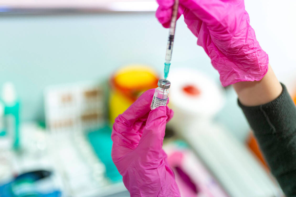 Das Biontech-Vakzin Comirnaty ist beliebt. Ärzte können vorerst allerdings nur noch fünf Vials pro Woche bestellen.  / Foto: Imago Images/Kirchner-Media