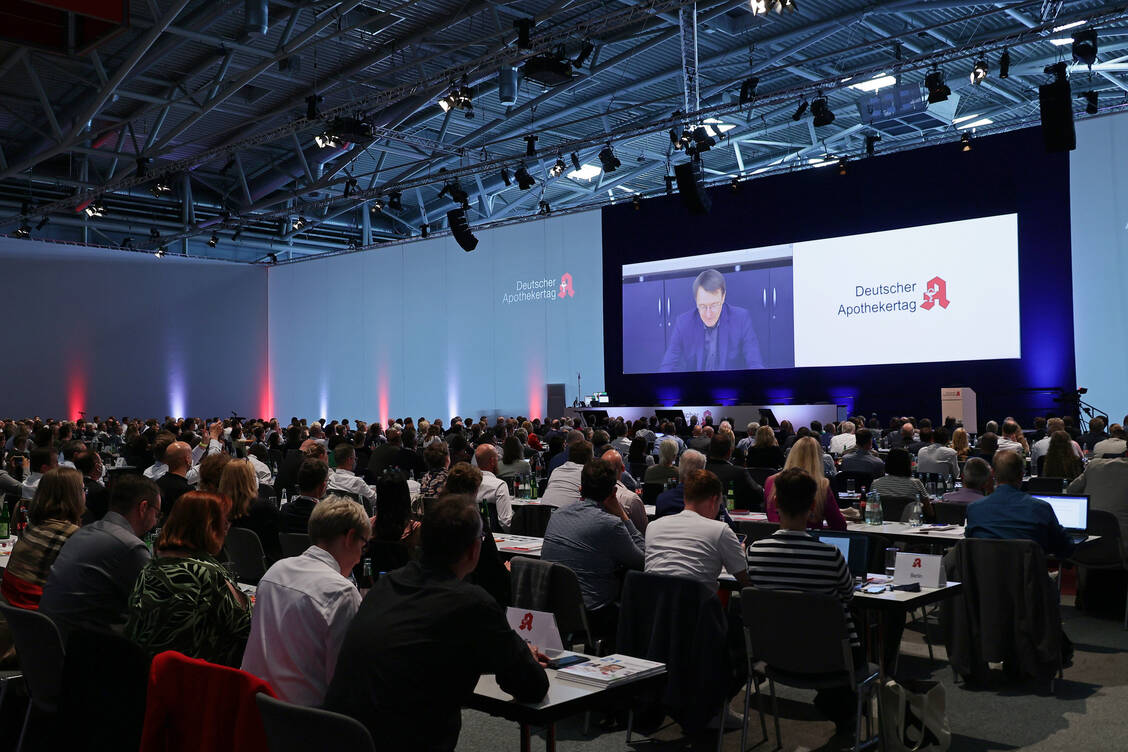 Für die Diskussion mit den Apothekern war Gesundheitsminister Professor Karl Lauterbach (SPD) per Videostream zugeschaltet. Seinen Besuch in München hatte er aus Termingründen kurzfristig abgesagt. / Foto: PZ/Alois Mueller