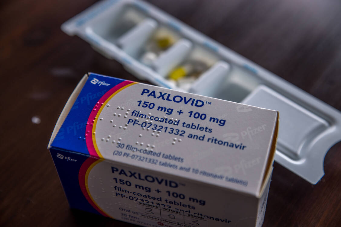Laut BMG hat sich die Zahl der an die Apotheken ausgelieferten Paxlovid-Therapieeinheiten seit Einführung des ärztlichen Dispensierrechts mehr als verdreifacht. / Foto: IMAGO/Christian Grube