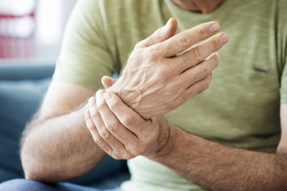 Bei rheumatoider Arthritis sind mehrere Gelenke chronisch entzündet. Dahinter stecken Autoimmunreaktionen.  / Foto: Shutterstock/Sebra