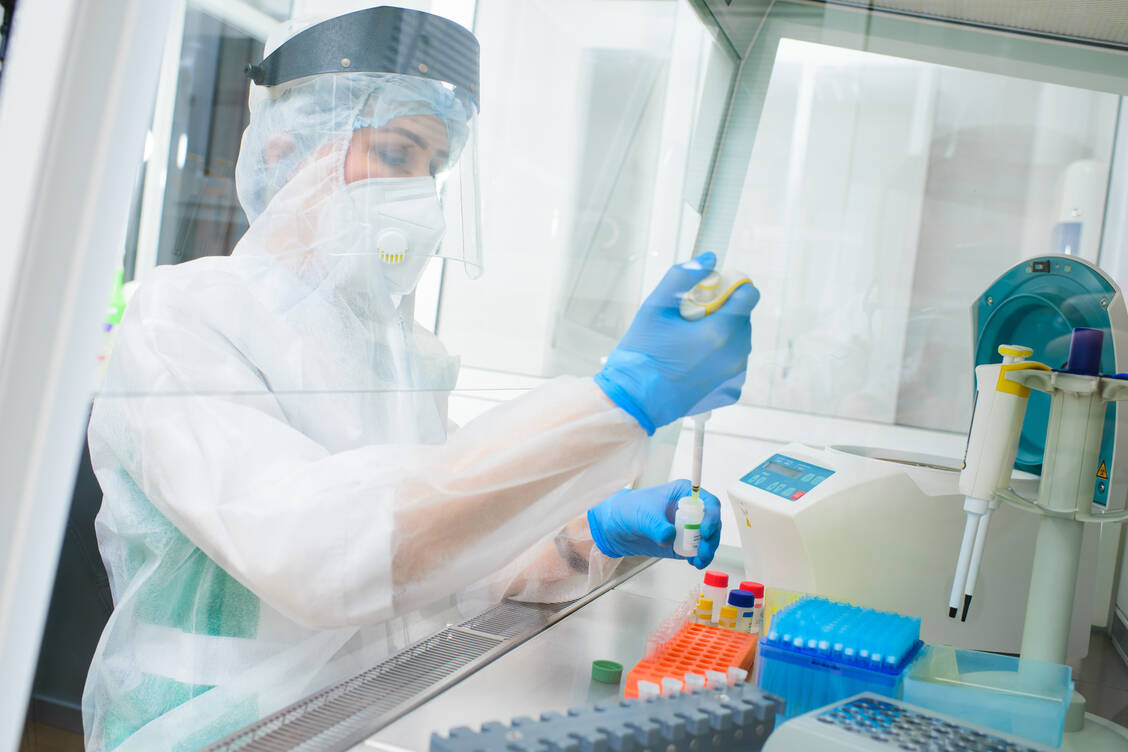 Weltweit wird an therapeutisch einsetzbaren RNA-Molekülen geforscht. Die Corona-Impfstoffe haben diese Moleküle in der breiten Öffentlichkeit bekannt gemacht. / Foto: Adobe Stock/Evgeniy Kalinovskiy