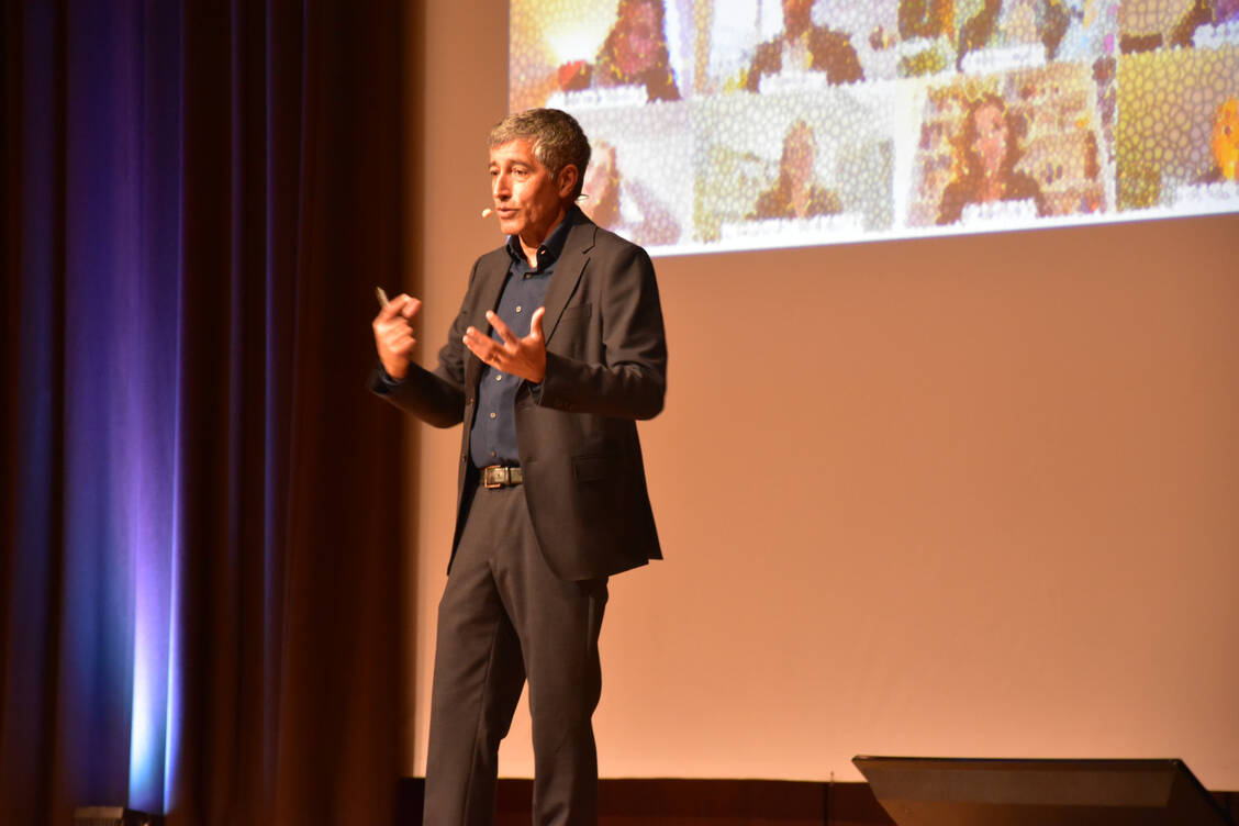 Beim Bayerischen Apothekertag referierte der Wissenschaftsjournalist Ranga Yogeshwar über die Möglichkeiten, KI in der Medizin einzusetzen. / Foto: BAV/Sabrina Spies