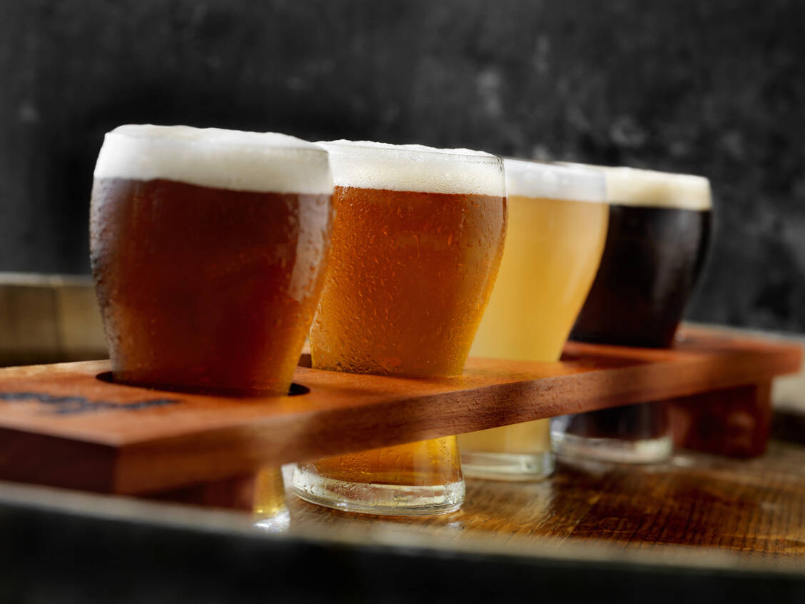 Die Nachfrage nach Bier ist hoch wie nie. Doch der Klimawandel könnte zur Gefahr für das Hopfengetränk werden.  / Foto: Getty Images/LauriPatterson
