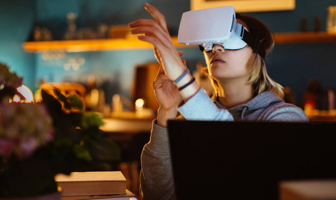 Mit VR-Brillen können Patienten in eine virtuelle Welt eintauchen und ihren Körper wieder als gesund erleben. (Symbolbild) / Foto: Getty Images/Guido Mieth