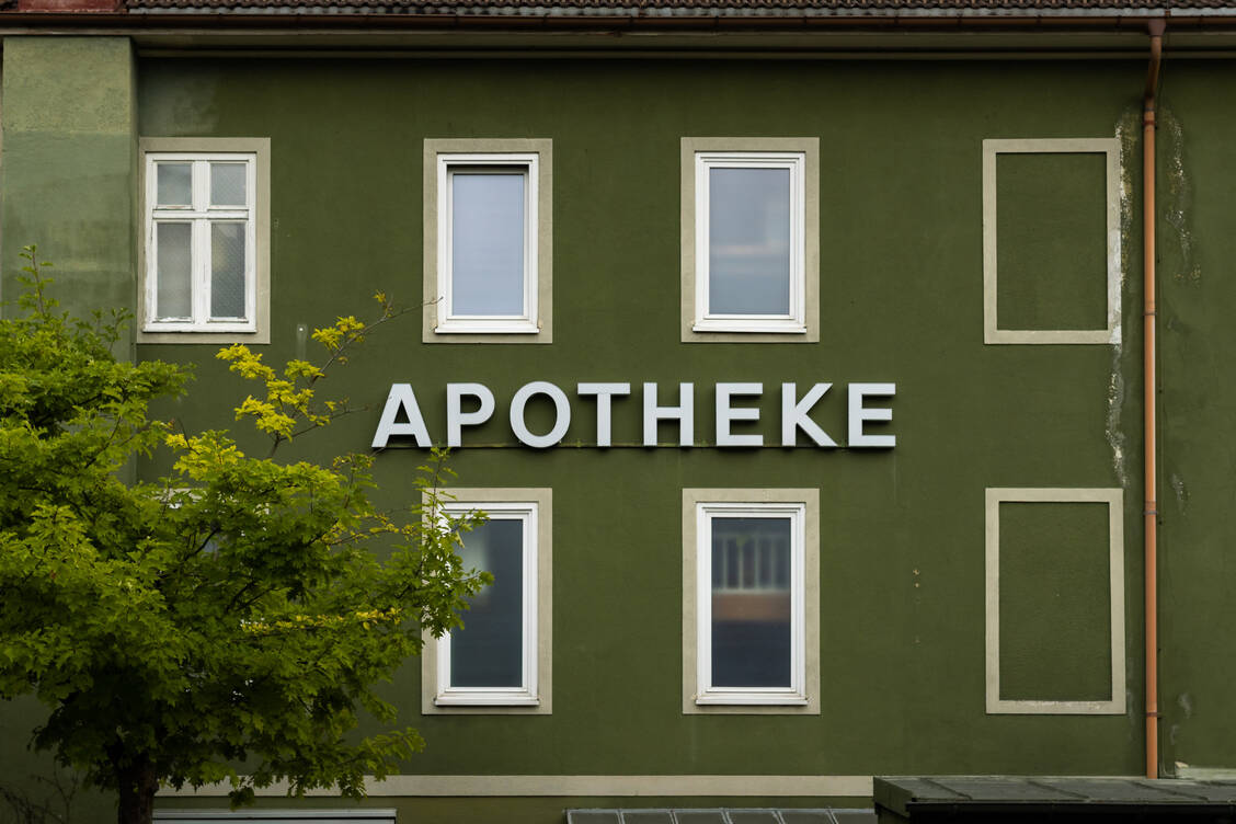 Für grüne Apotheken: Die Bundesapothekerkammer hat ein Fortbildungs-Curriculum zum Thema »Klima, Umwelt und Gesundheit« verabschiedet. / Foto: Getty Images/Felix Geringswald