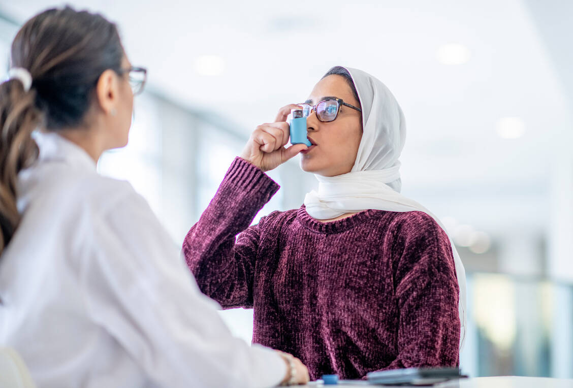 Die Inhalativa-Schulung ist gut geeignet, um in die pharmazeutischen Dienstleistungen einzusteigen, meint der Apotheker Daniel Finke. / Foto: Getty Images/FatCamera