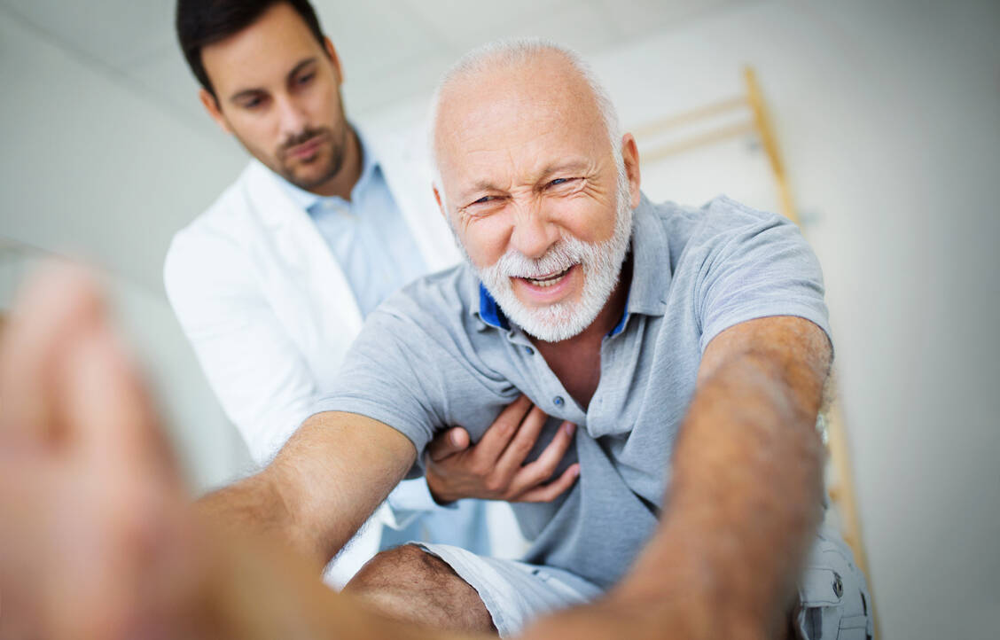 Medikamente sind nur eine Komponente der Schmerztherapie. Physiotherapie gehört oft auch dazu. / Foto: Getty Images/gilaxia