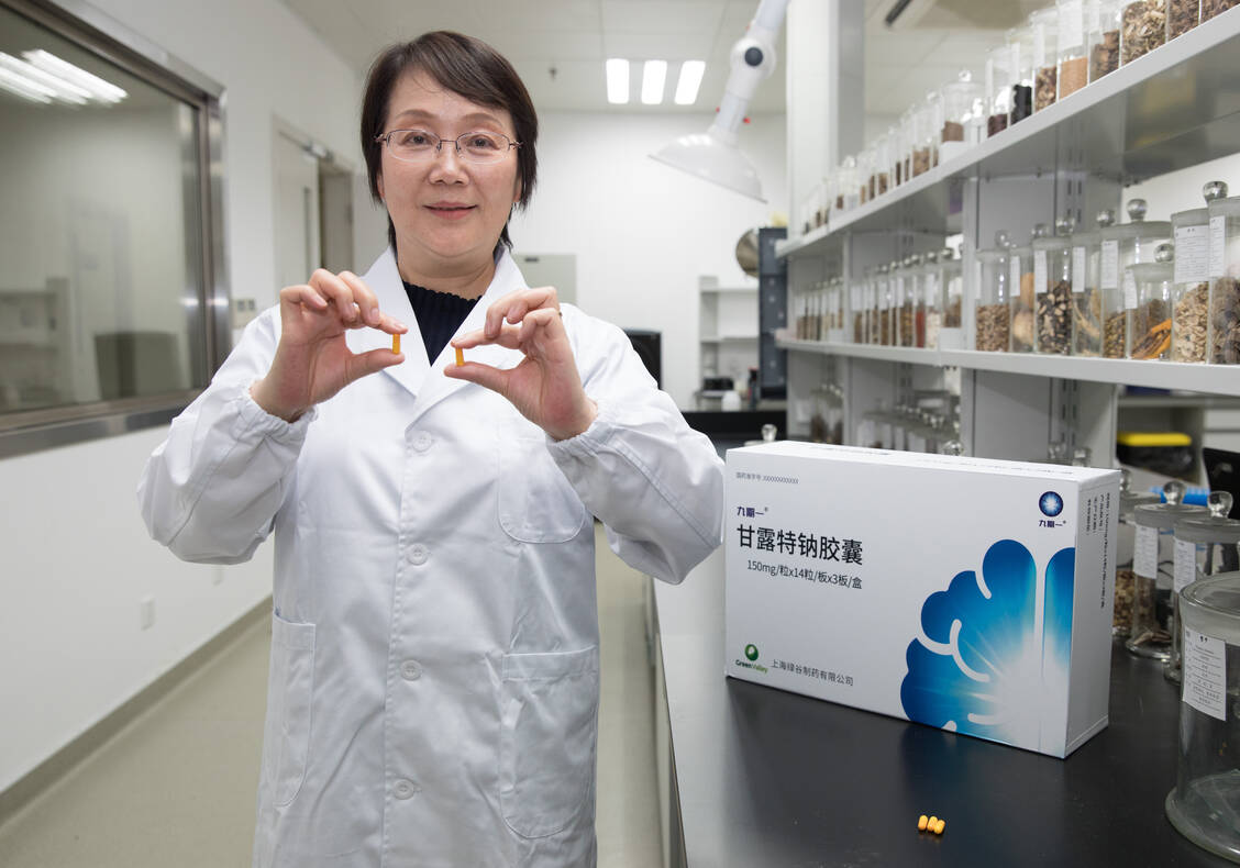 Professor Dr. Geng Meiyu hat das neue Präparat maßgeblich mit entwickelt. Nach erfolgter Zulassung präsentierte sie es in ihrem Labor in Shanghai. / Foto: Imago/Xinhua