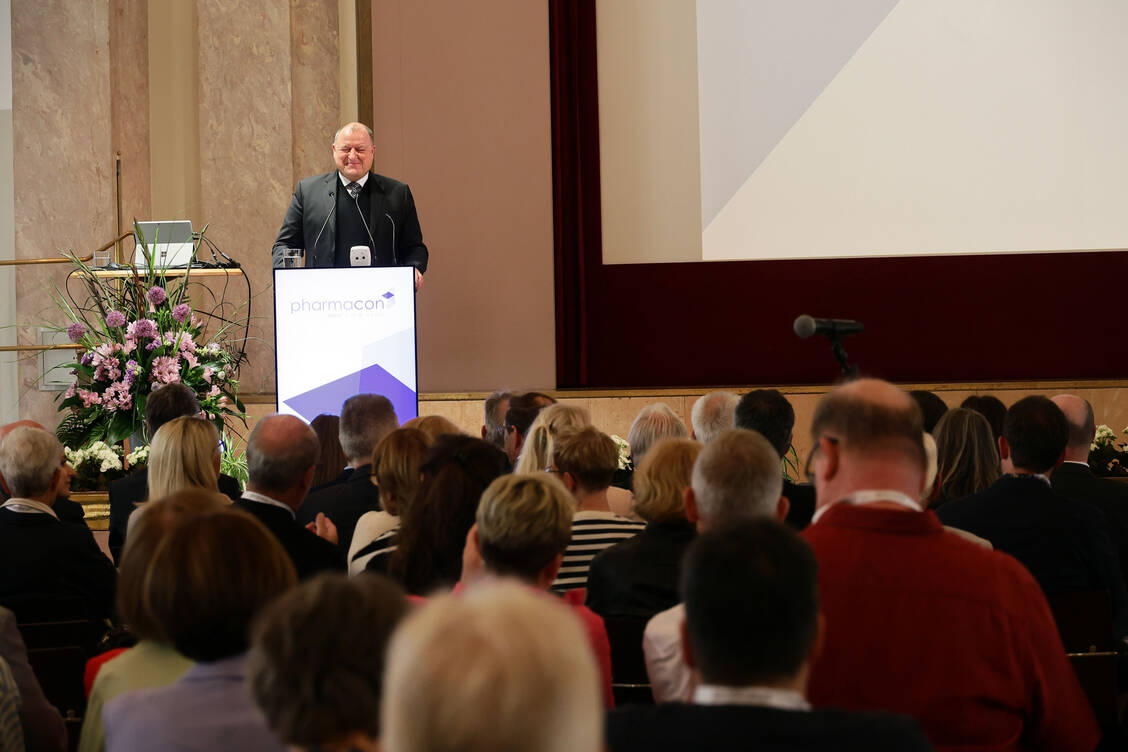 Viele Hundert Kolleginnen und Kollegen sind beim 61. Pharmacon Meran mit dabei.  / © PZ/ Alois Müller
