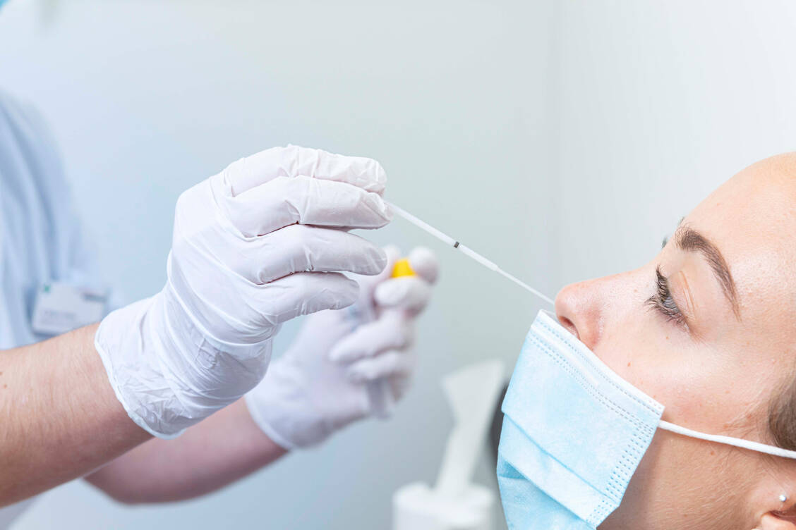 PCR- und Antigentests sollen in bestimmten Apotheken möglich sein.  / Foto: Christoph Kaminski/AVKZ