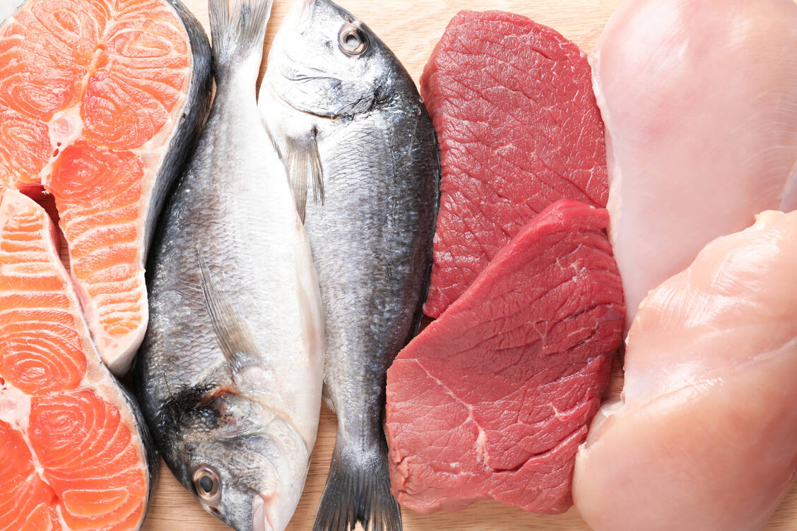 Niacin ist vor allem in tierischen Lebensmitteln wie Fleisch, Fisch, Wild oder Geflügel enthalten. / Foto: Adobe Stock/New Africa